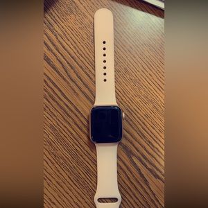 Apple Watch SE like new only selling because I upgraded